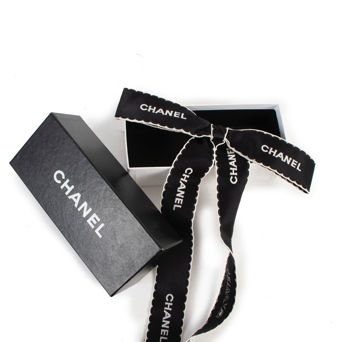 Shop safe online at Labellov in Antwerp this 100% authentic second hand Chanel Black Fabric Bow Brooch