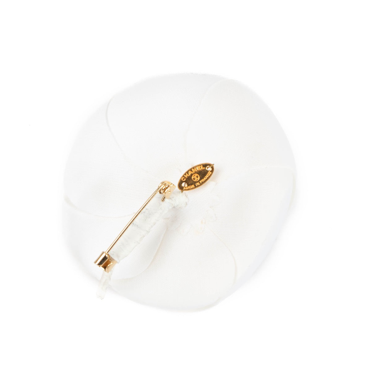 Chanel White Silk Jacquard Camelia Brooch for the best price at Labellov secondhand luxury in Antwerp. We buy and sell your preloved and new designer bags.