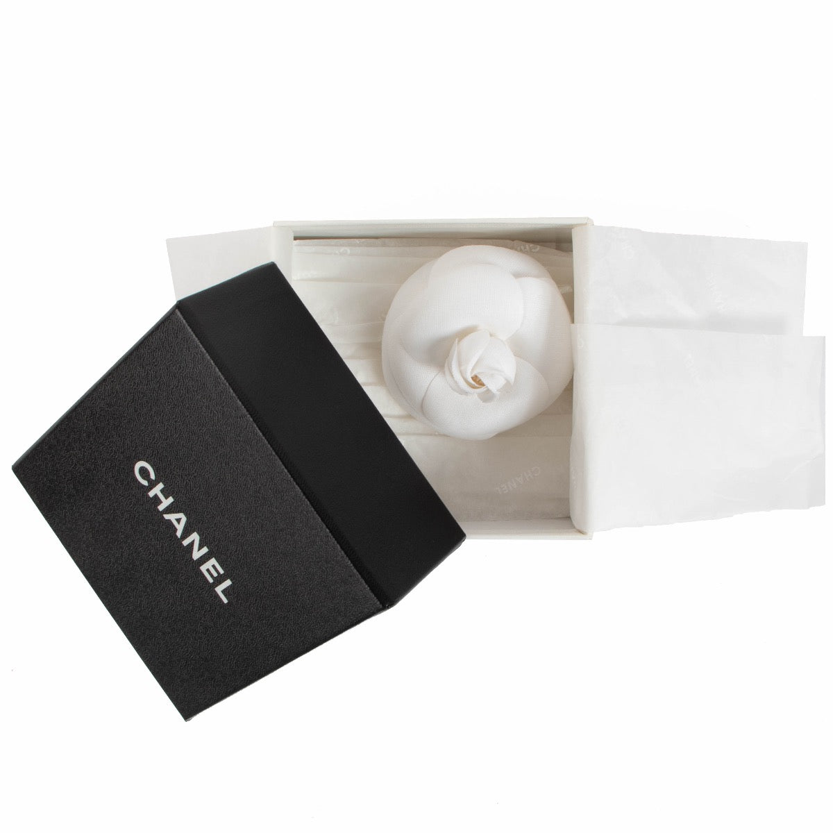 Chanel White Silk Jacquard Camelia Brooch for the best price at Labellov secondhand luxury in Antwerp. We buy and sell your preloved and new designer bags.