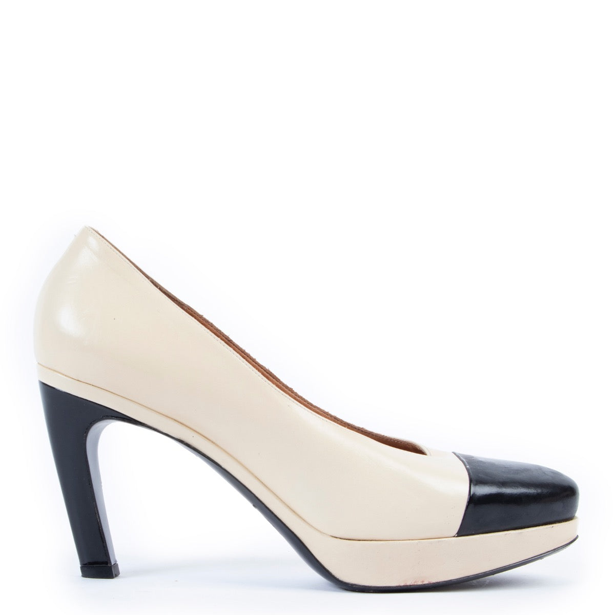 Buy an authentic second hand pair of Dries Van Noten black and beige two toned pumps size 39 at Labellov