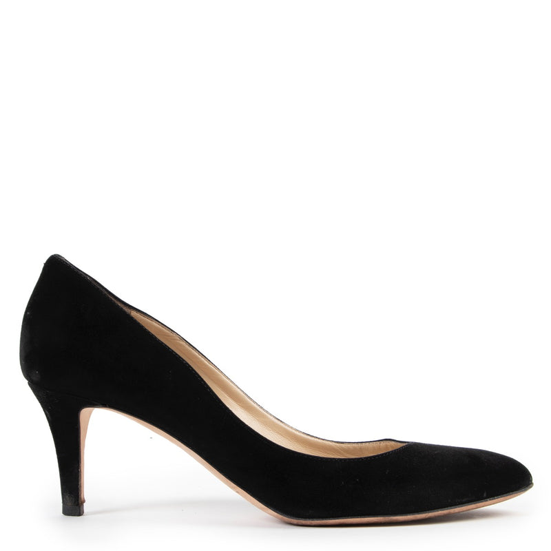 Buy an authentic pair of second hand Jimmy Choo black suede heels size 39,5 at Labellov