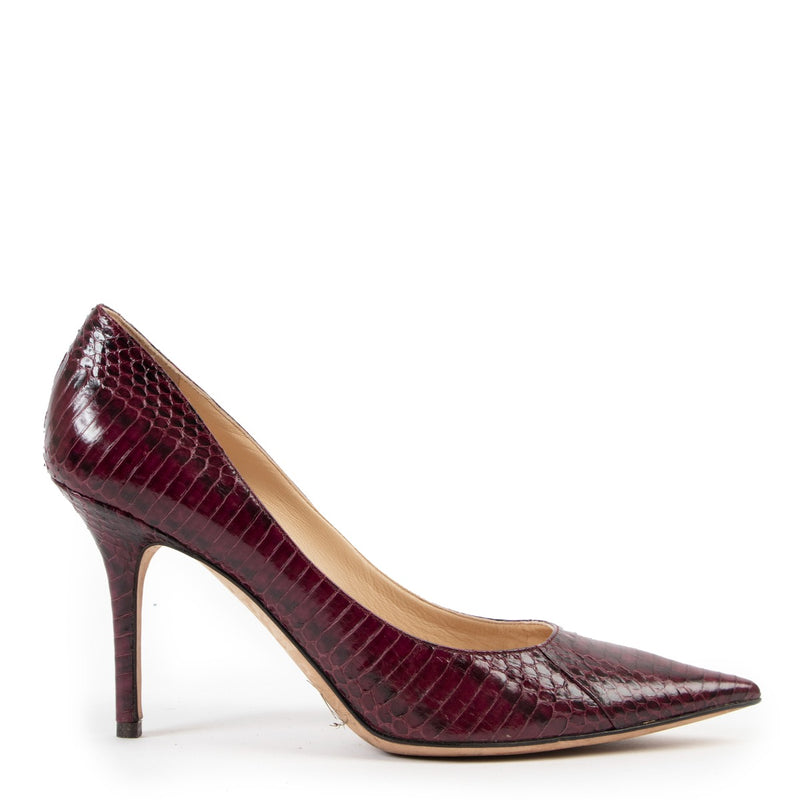 Buy an authentic pair of second hand Jimmy Choo purple snake leather pumps size 39,5 at Labellov