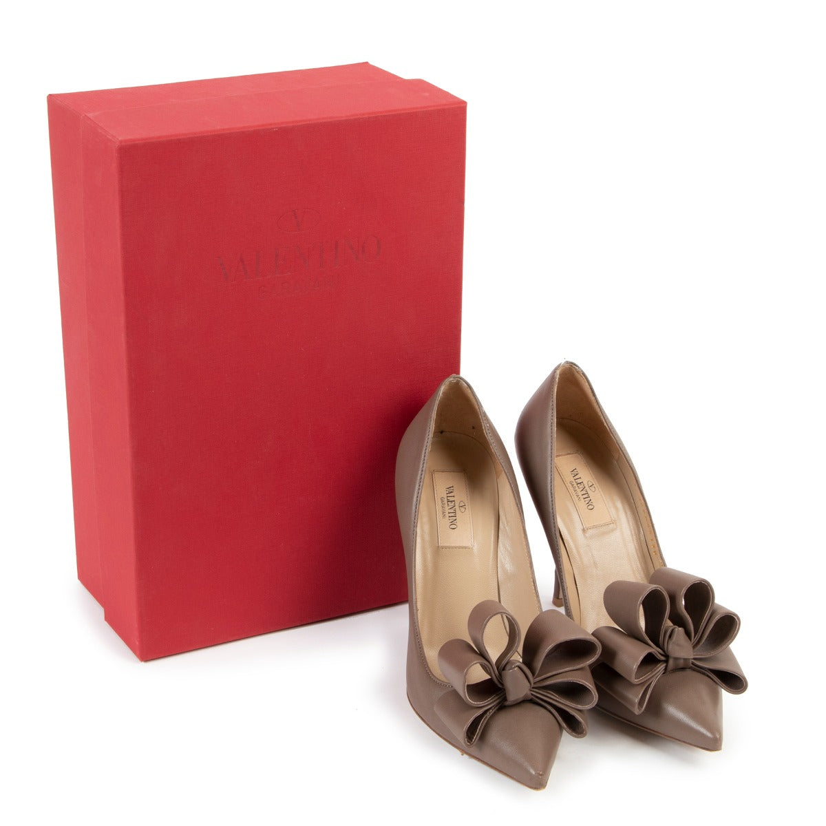 Shop safe online taupe Valentino pumps in good condition, Shop online 100% authentic Valentino pumps in good condition, Preloved Valentino pumps in very good condition.