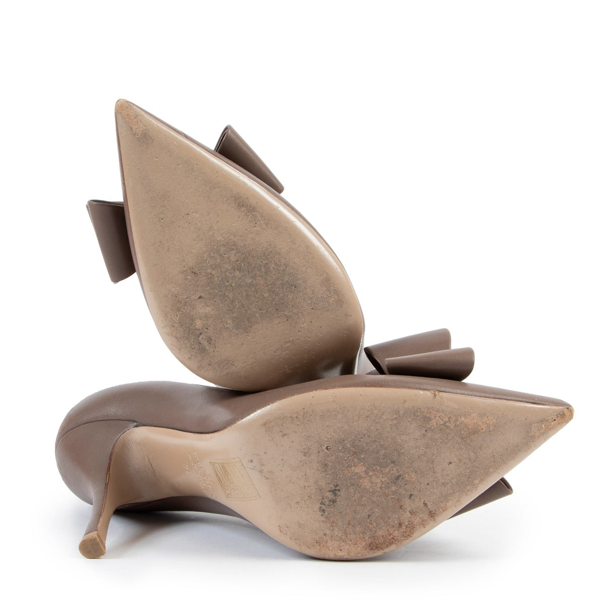 Shop safe online taupe Valentino pumps in good condition, Shop online 100% authentic Valentino pumps in good condition, Preloved Valentino pumps in very good condition.