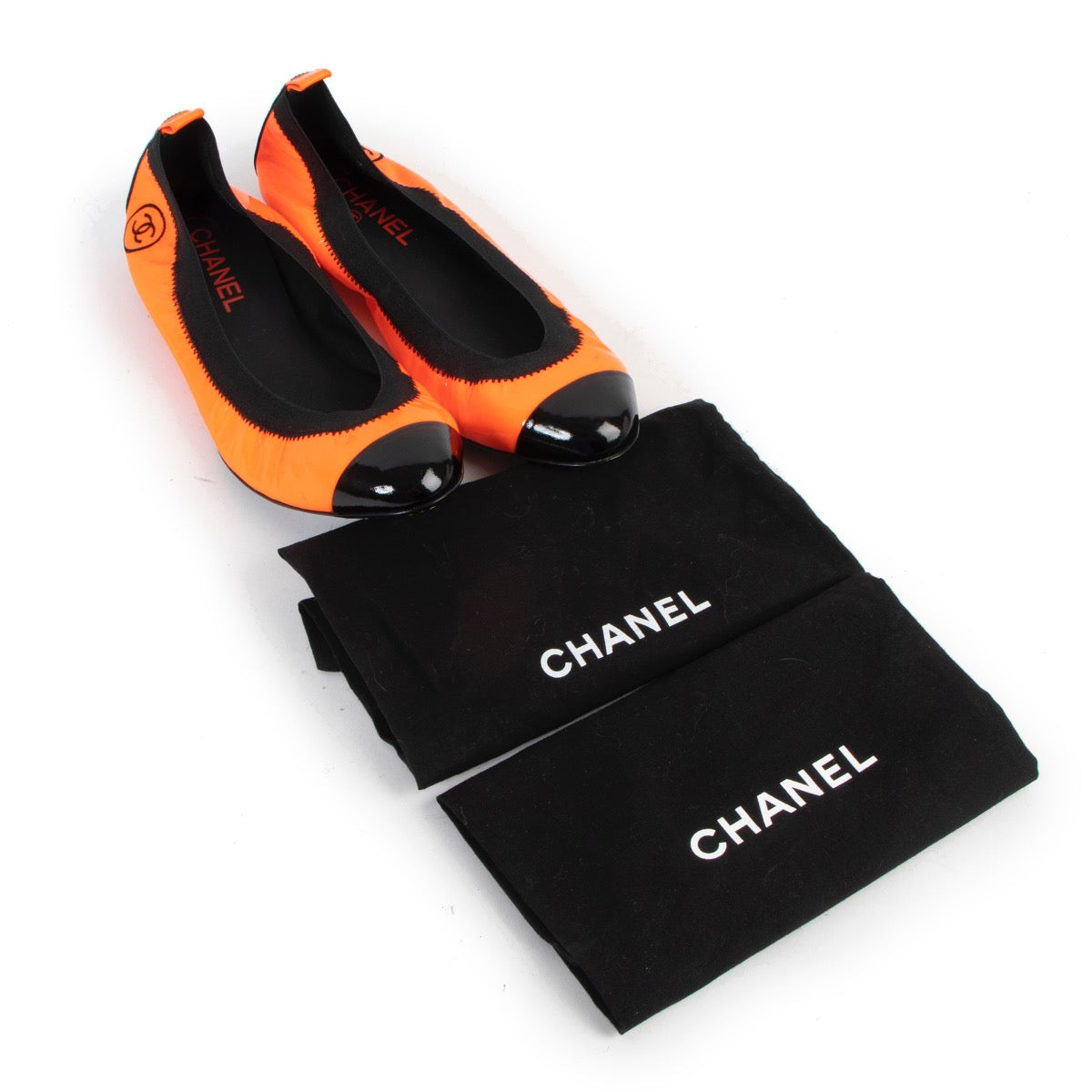 Shop safe online at Labellov in Antwerp this 100% authentic second hand Chanel Orange Patent Ballerina Flats - size 39