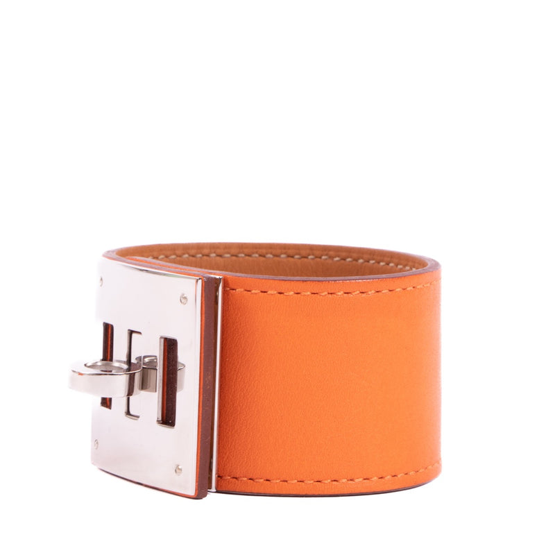 Shop safe online at Labellov in Antwerp, Brussels and Knokke this 100% authentic second hand Hermès Orange Leather Kelly Dog Bracelet - size T3