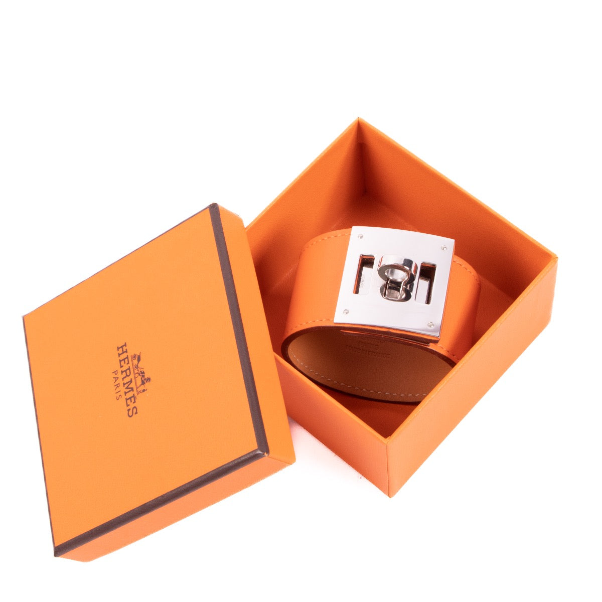 Shop safe online at Labellov in Antwerp, Brussels and Knokke this 100% authentic second hand Hermès Orange Leather Kelly Dog Bracelet - size T3