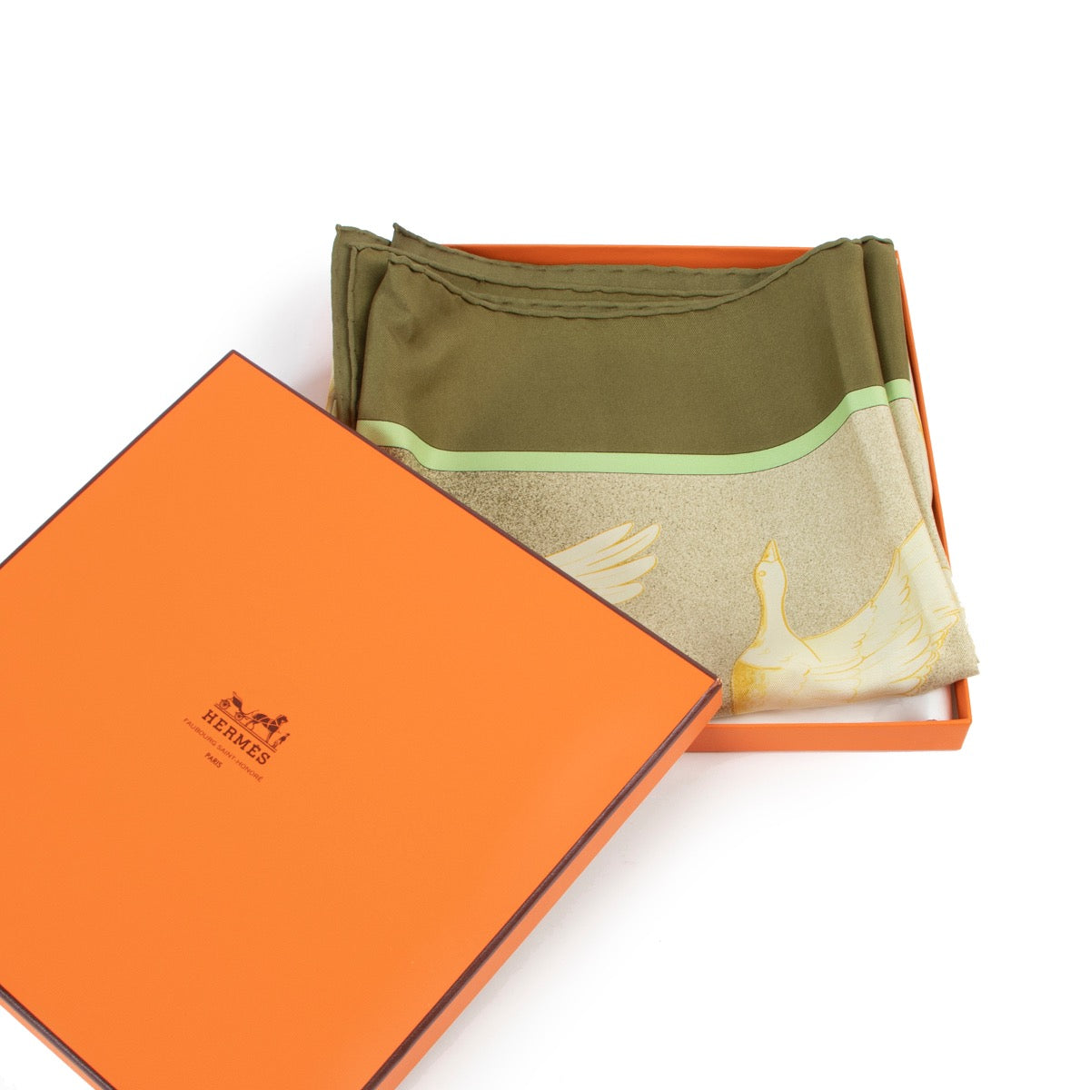 Buy a 100% authentic second hand Hermès Oiseaux Migrateurs Silk Scarf at Labellov