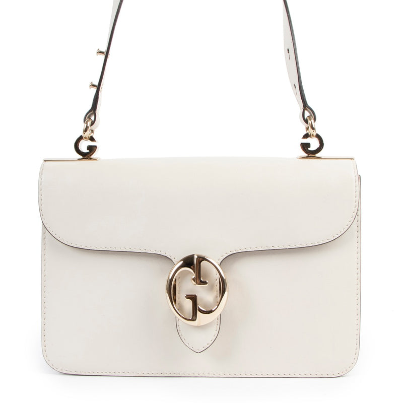 Buy authentic second hand Gucci White 1973 Medium Flap Shoulder Bag in good condition at Labellov in Antwerp.