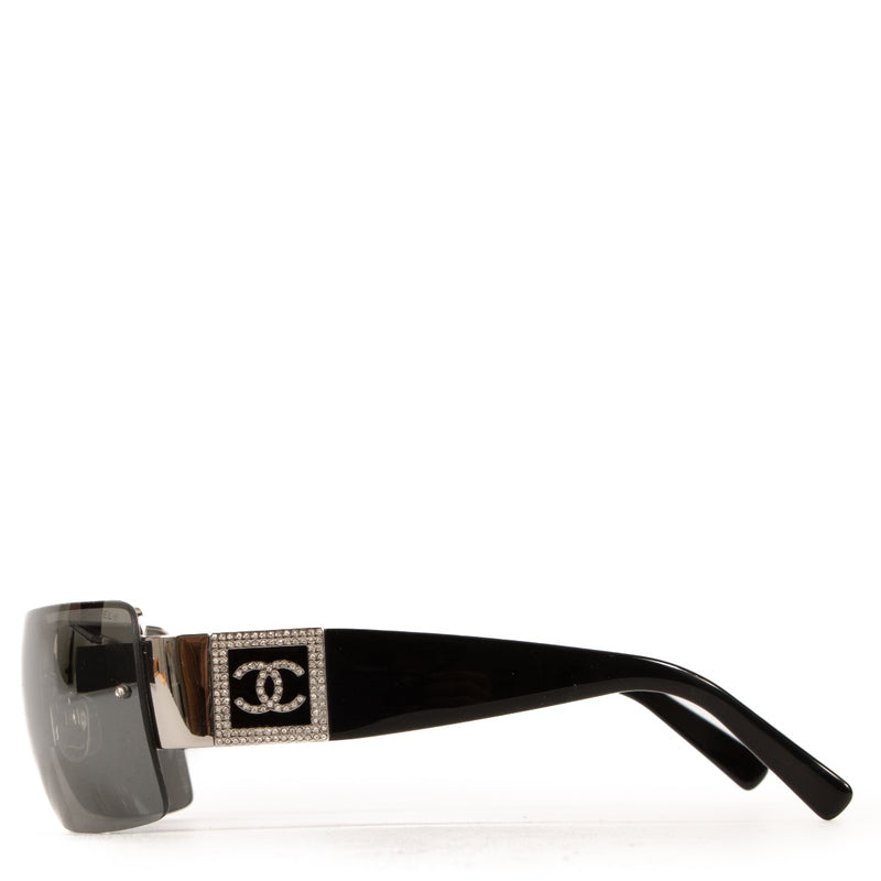 Shop safe online at Labellov in Antwerp, Brussels and Knokke these 100% authentic second hand Chanel Black Frame CC Rhinestone Sunglasses