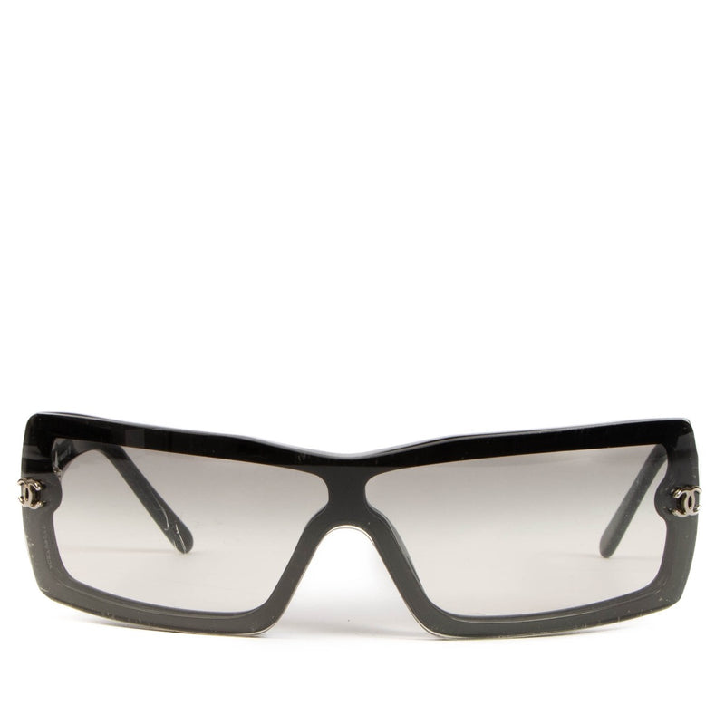 Shop safe online at Labellov in Antwerp, Brussels and Knokke these 100% authentic second hand Chanel Black Acetate 5067 Sunglasses