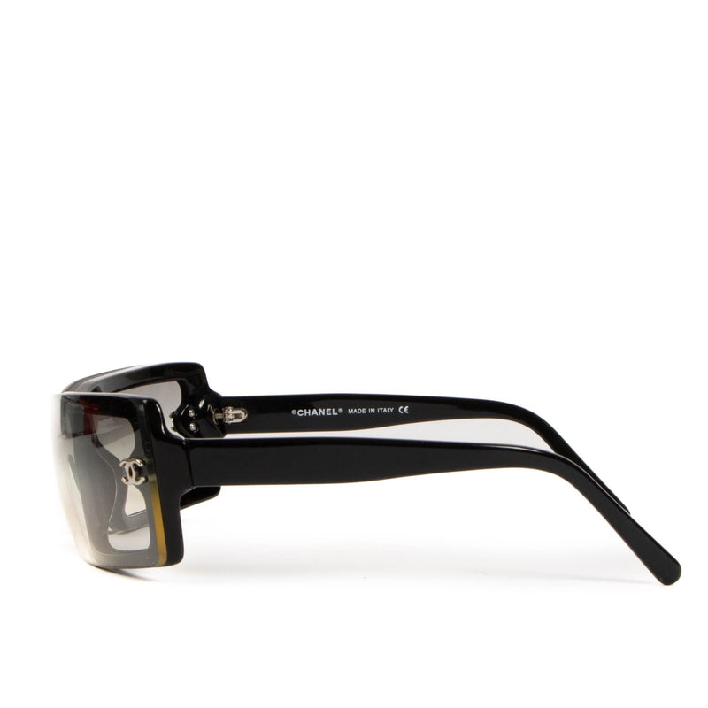 Shop safe online at Labellov in Antwerp, Brussels and Knokke these 100% authentic second hand Chanel Black Acetate 5067 Sunglasses