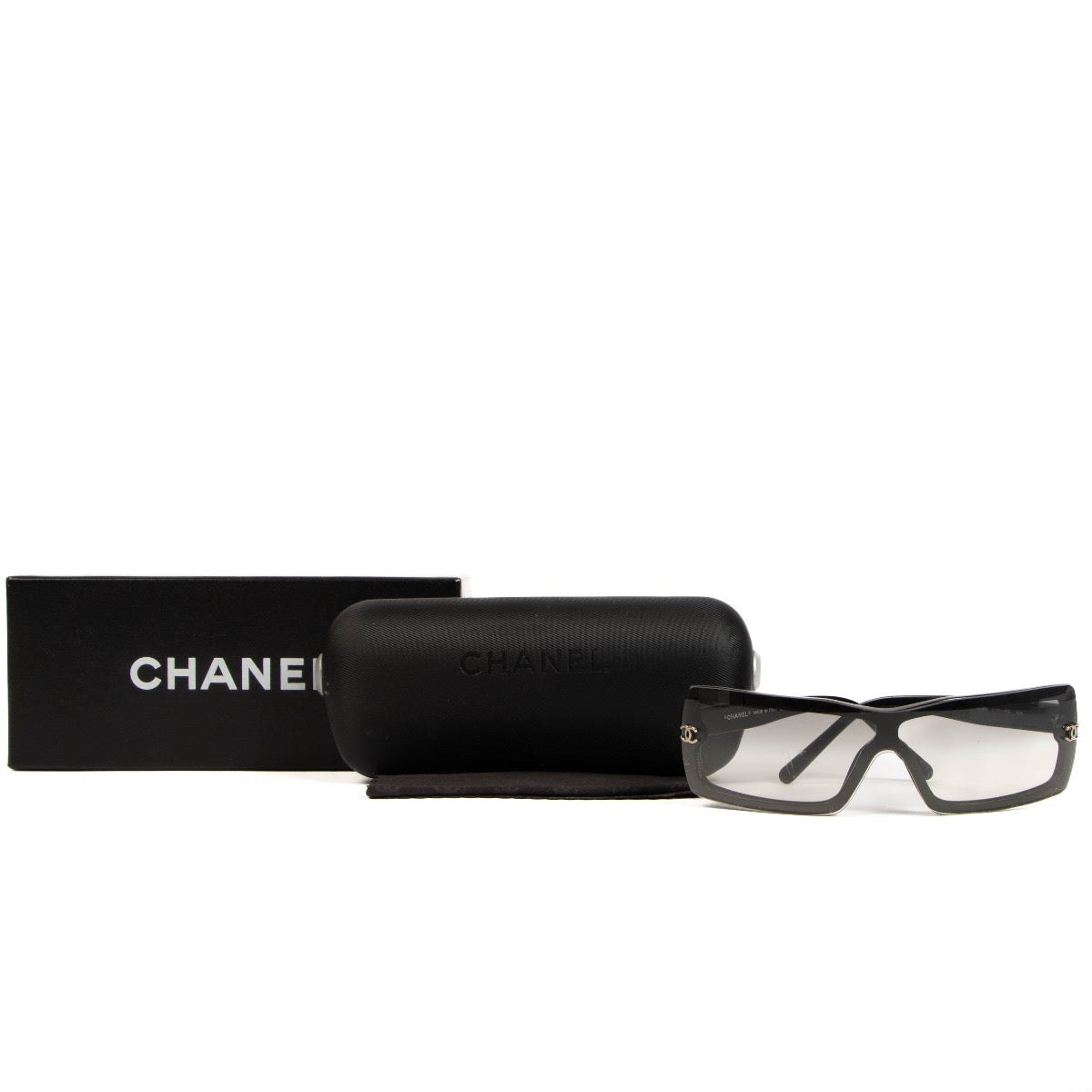 Shop safe online at Labellov in Antwerp, Brussels and Knokke these 100% authentic second hand Chanel Black Acetate 5067 Sunglasses