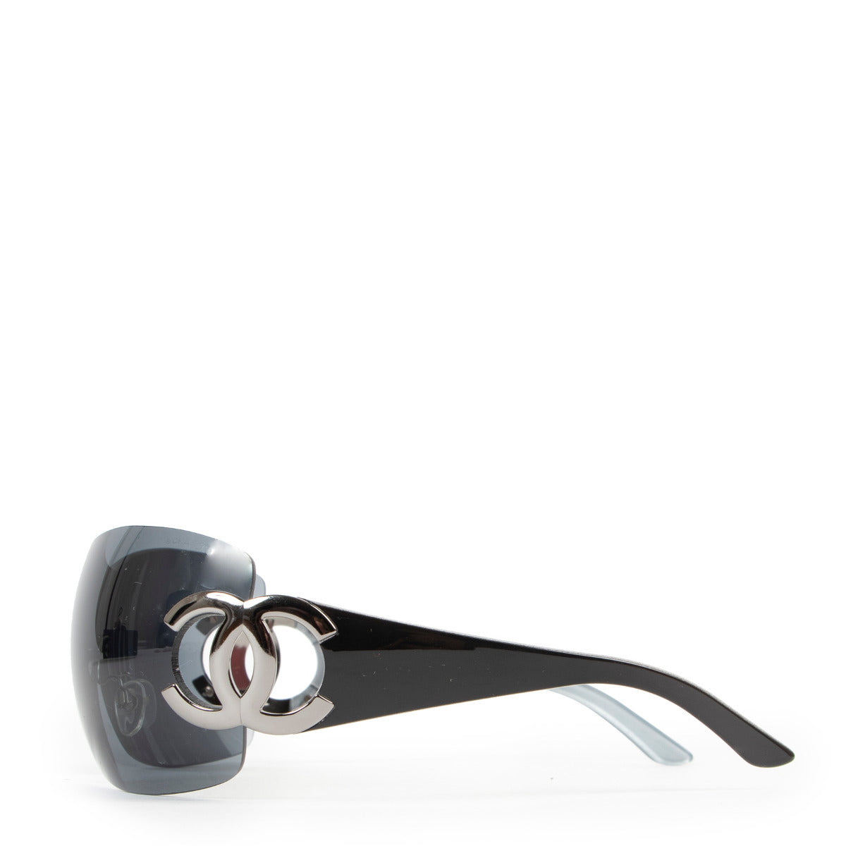 Lunettes de soleil Chanel noires et argentées bouclier CC