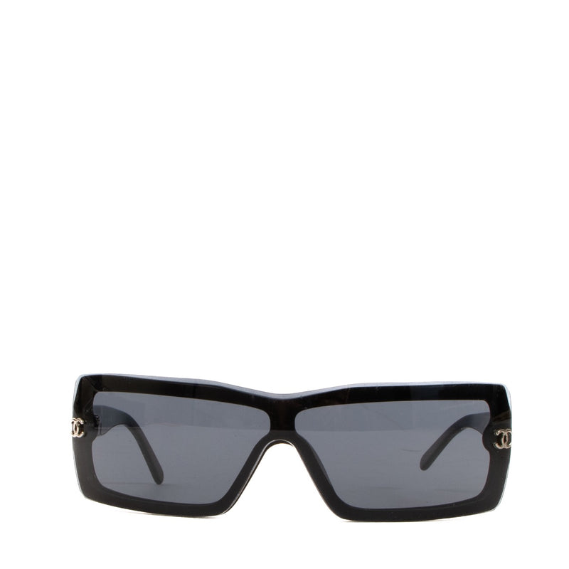 Shop safe online at Labellov in Antwerp, Brussels and Knokke these 100% authentic second hand Chanel Black Acetate 5067 Sunglasses