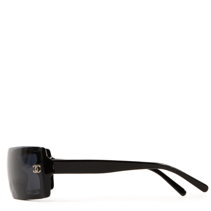 Shop safe online at Labellov in Antwerp, Brussels and Knokke these 100% authentic second hand Chanel Black Acetate 5067 Sunglasses