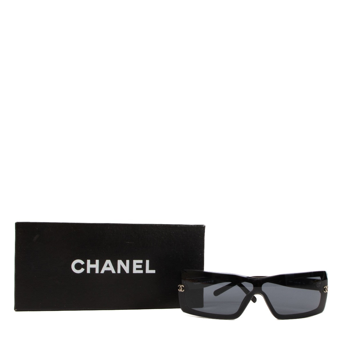 Shop safe online at Labellov in Antwerp, Brussels and Knokke these 100% authentic second hand Chanel Black Acetate 5067 Sunglasses