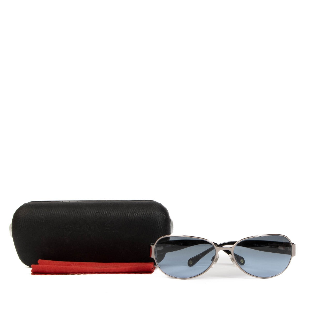 Shop safe online at Labellov in Antwerp, Brussels and Knokke these 100% authentic second hand Chanel Silver and Blue 4102 Sunglasses