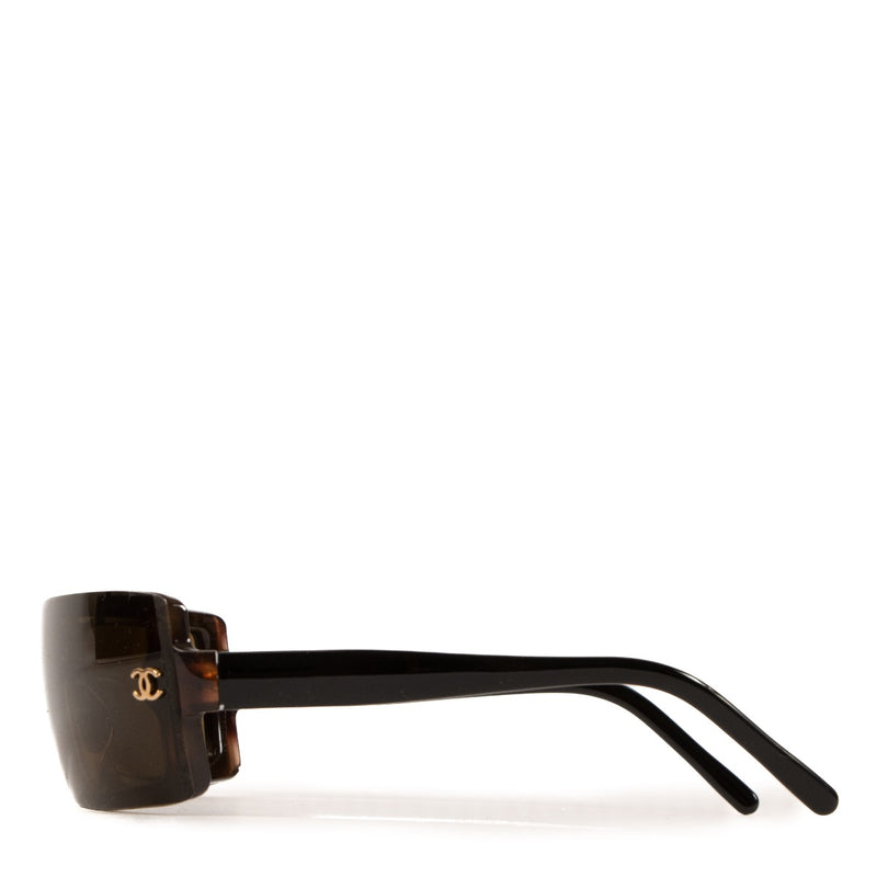 Shop safe online at Labellov in Antwerp, Brussels and Knokke these 100% authentic second hand Chanel Brown Acetate 5067 Sunglasses