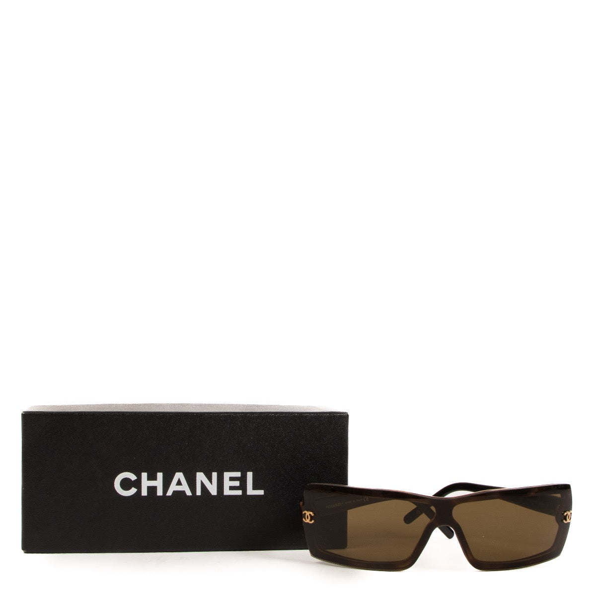 Shop safe online at Labellov in Antwerp, Brussels and Knokke these 100% authentic second hand Chanel Brown Acetate 5067 Sunglasses