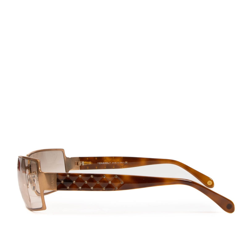 Shop safe online at Labellov in Antwerp, Brussels and Knokke these 100% authentic second hand Chanel Gold 4103 Metal Sunglasses