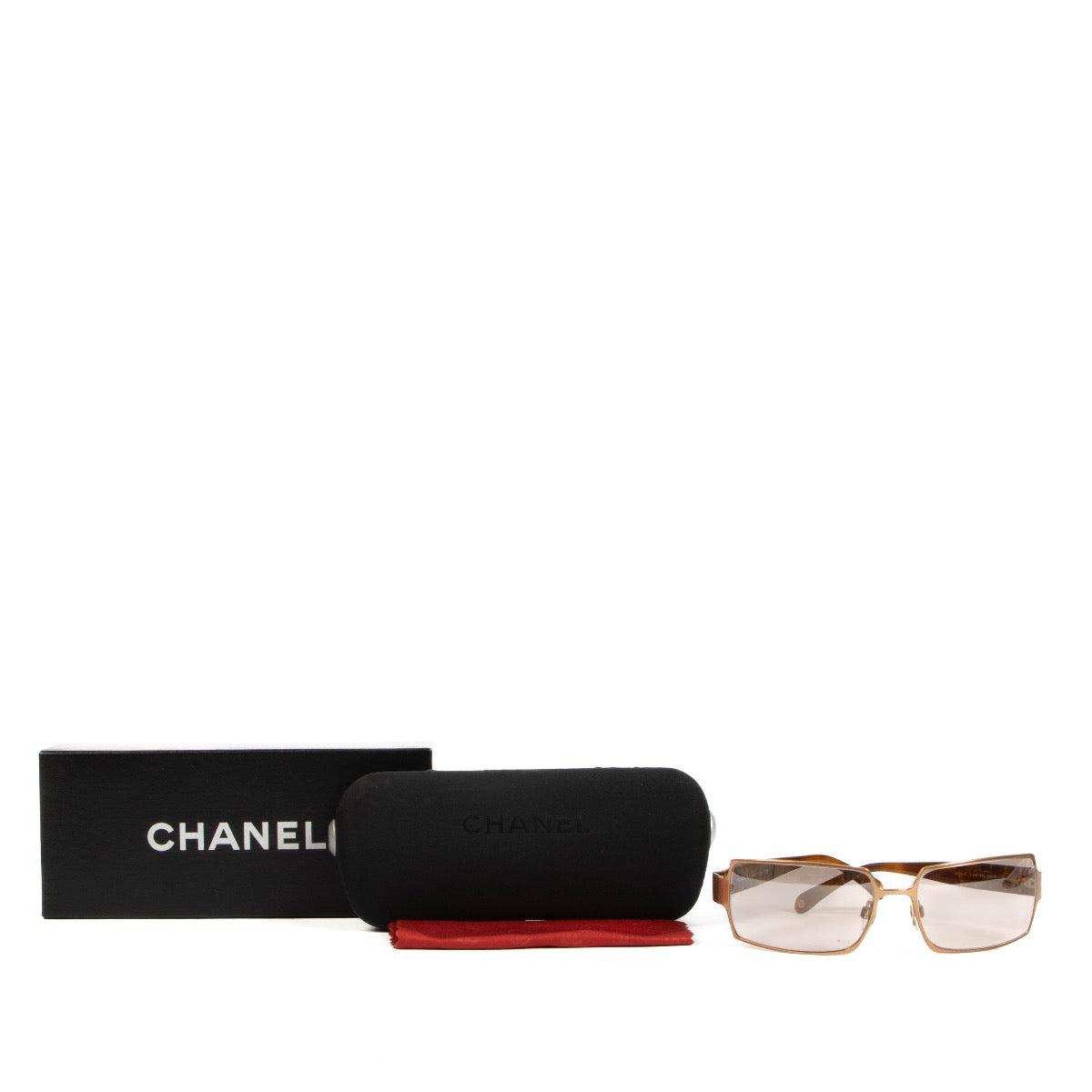Shop safe online at Labellov in Antwerp, Brussels and Knokke these 100% authentic second hand Chanel Gold 4103 Metal Sunglasses
