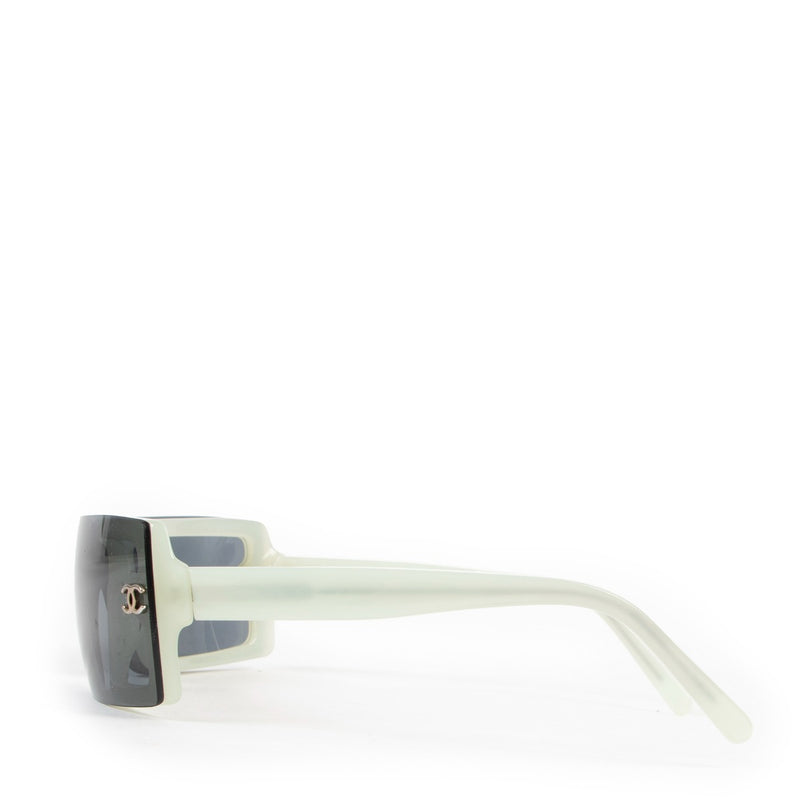 Shop designer vintage second hand high end Chanel Teal Frame CC Logo Sunglasses 5067 at Labellov.