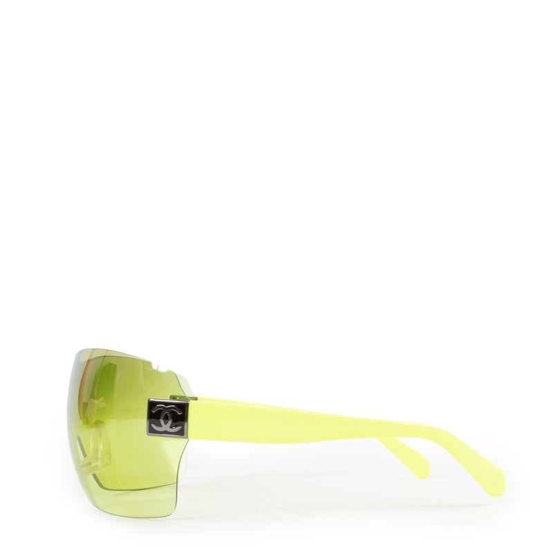 Shop safe online at Labellov in Antwerp this 100% authentic second hand Chanel Yellow Translucent Frameless Shield Glasses
