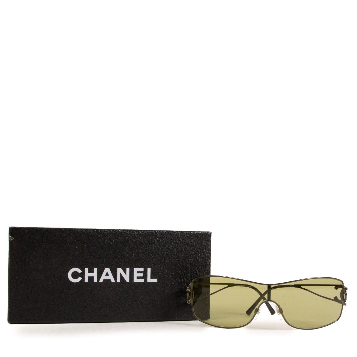 Shop safe online at Labellov in Antwerp, Brussels and Knokke these 100% authentic second hand Chanel Green CC Crystal 4072 Sunglasses