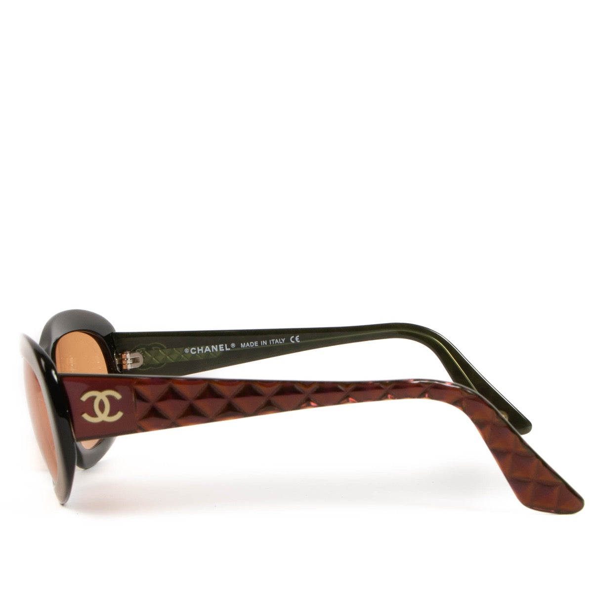 Shop safe online at labellov in Antwerp, Brussels and Knokke these 100% authentic second hand Chanel Red Hologram 5009 CC Quited Sunglasses