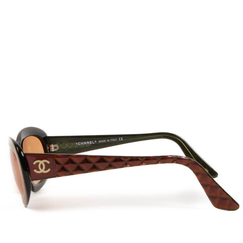Shop safe online at labellov in Antwerp, Brussels and Knokke these 100% authentic second hand Chanel Red Hologram 5009 CC Quited Sunglasses
