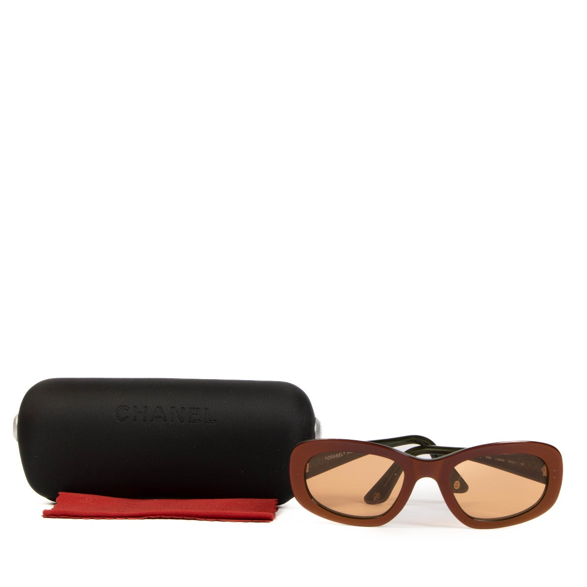 Shop safe online at labellov in Antwerp, Brussels and Knokke these 100% authentic second hand Chanel Red Hologram 5009 CC Quited Sunglasses