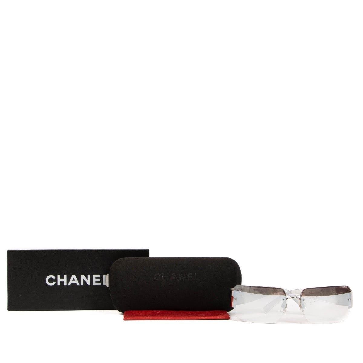 Shop safe online at Labellov in Antwerp these 100% authentic second hand Chanel Metallic 4095 CC Crystal Sunglasses