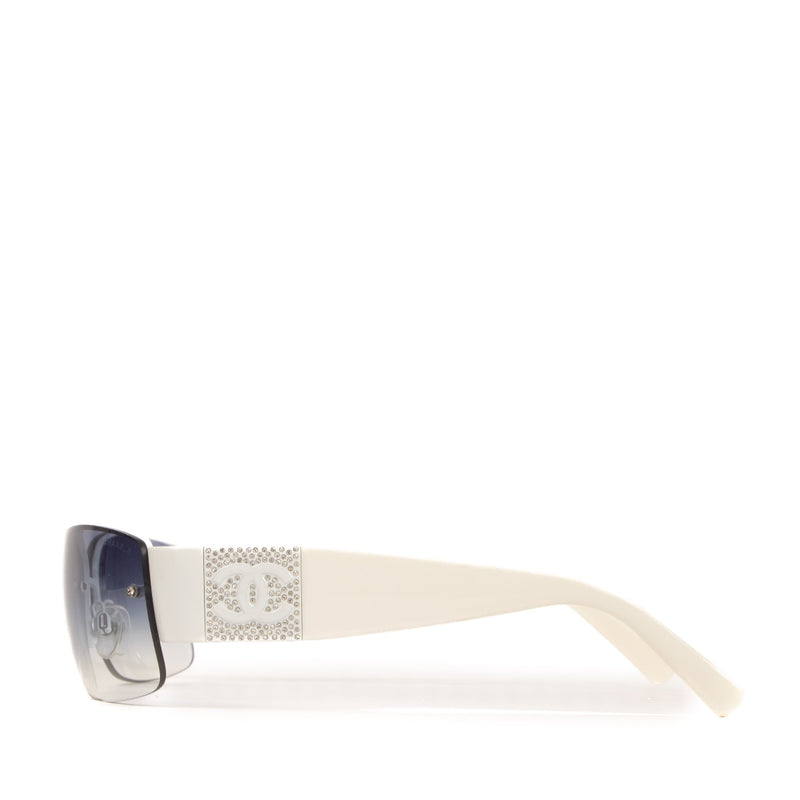 Shop safe online at Labellov in Antwerp, Brussels and Knokke these 100% authentic second hand Chanel White Acetate CC Rhinestone 4117 Sunglasses