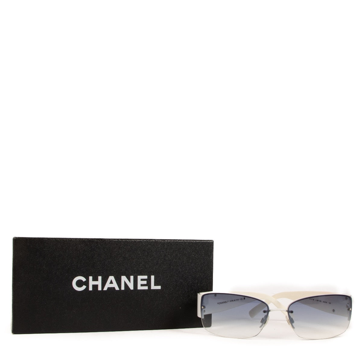 Shop safe online at Labellov in Antwerp, Brussels and Knokke these 100% authentic second hand Chanel White Acetate CC Rhinestone 4117 Sunglasses