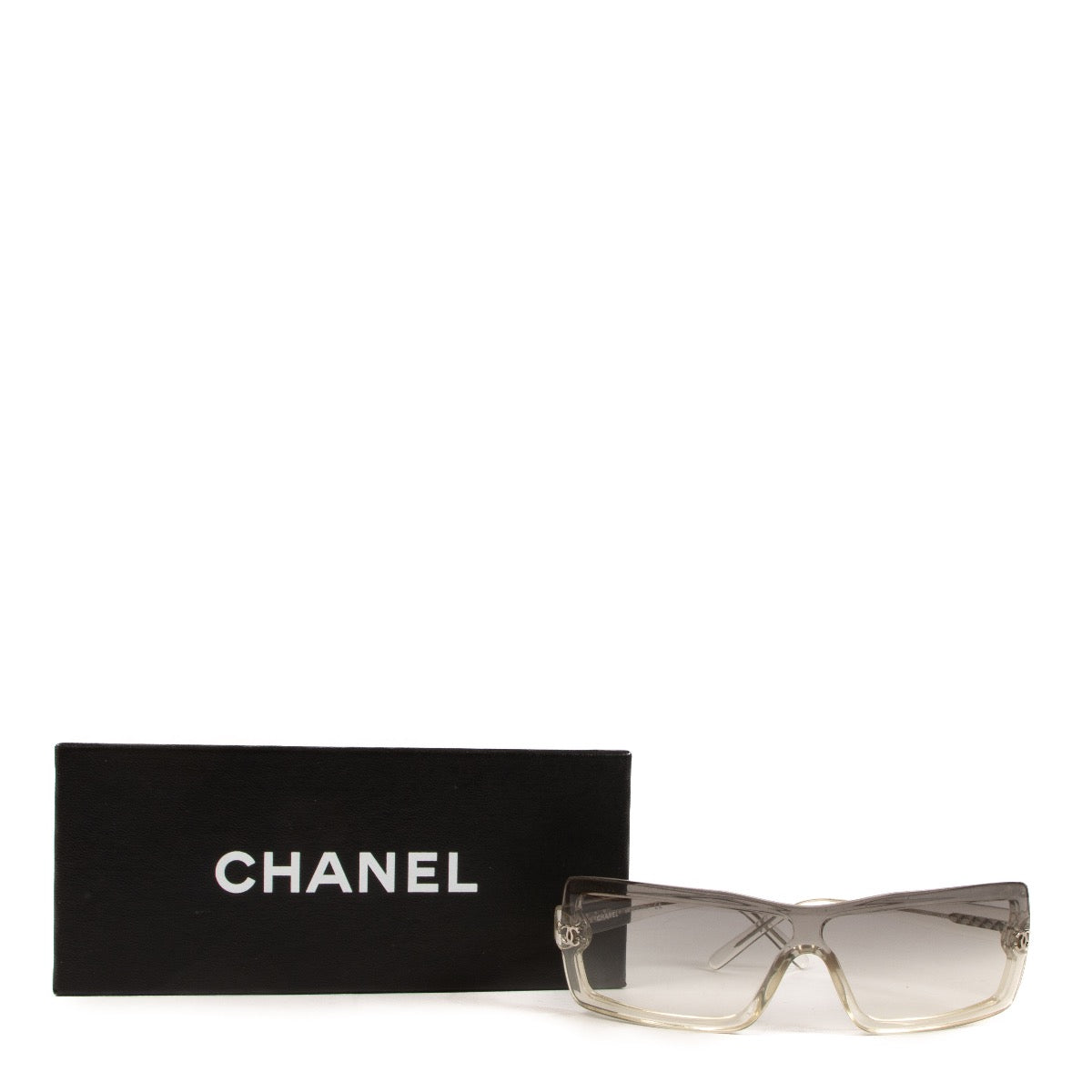 Shop safe online at Labellov in Antwerp, Brussels and Knokke these 100% authentic second hand Chanel Ombre Acetate 5067 Sunglasses