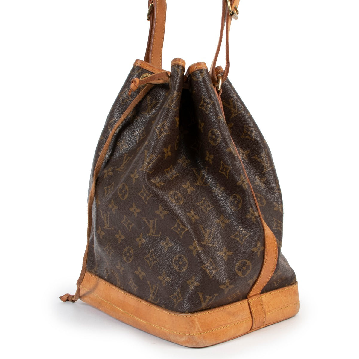 Shop safe online at Labellov in Antwerp this 100% authentic second hand Louis Vuitton Monogram Noé Bucket Bag