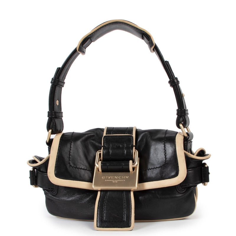 Shop safe online at Labellov in Antwerp this 100% authentic second hand Givenchy Black Shoulder Bag