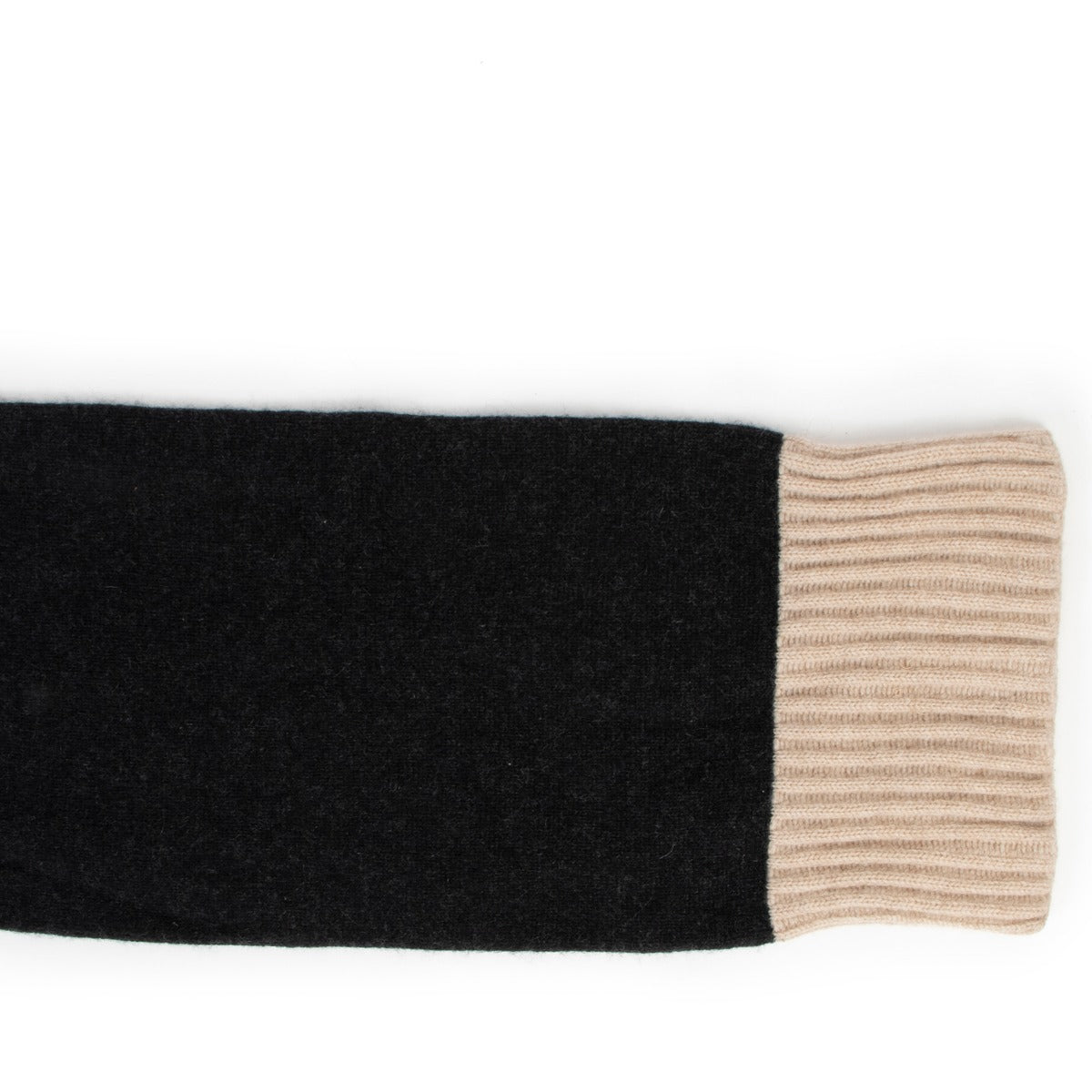 Shop safe online at Labellov in Antwerp this 100% authentic second hand Chanel Black Cashmere Scarf
