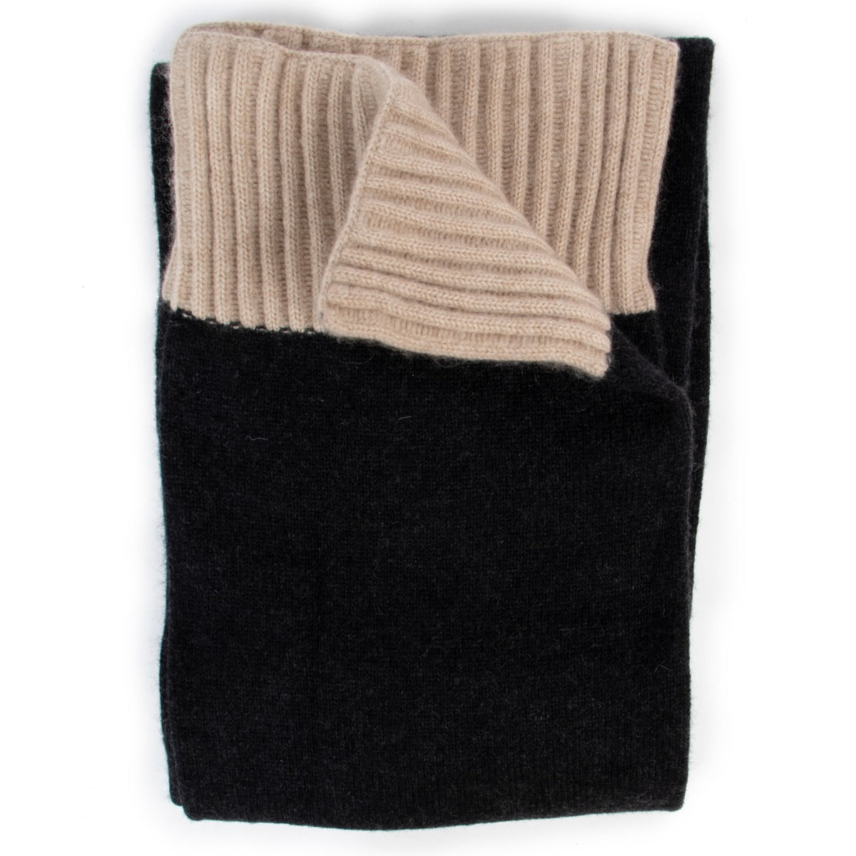 Shop safe online at Labellov in Antwerp this 100% authentic second hand Chanel Black Cashmere Scarf