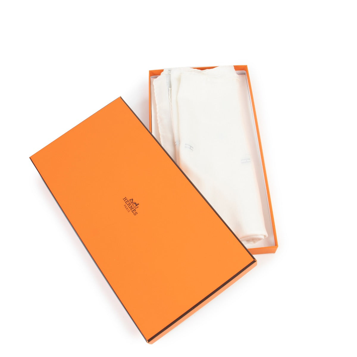 Shop safe online at Labellov in Antwerp this 100% authentic second hand Hermès White Silk Cashmere Scarf