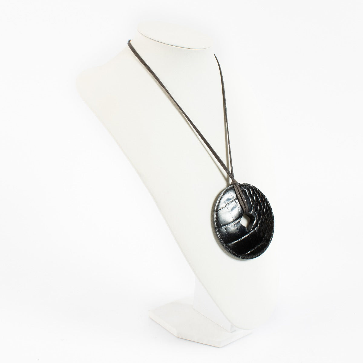 Collier Pendentif Tsuba Hermès en Alligator Noir Brillant