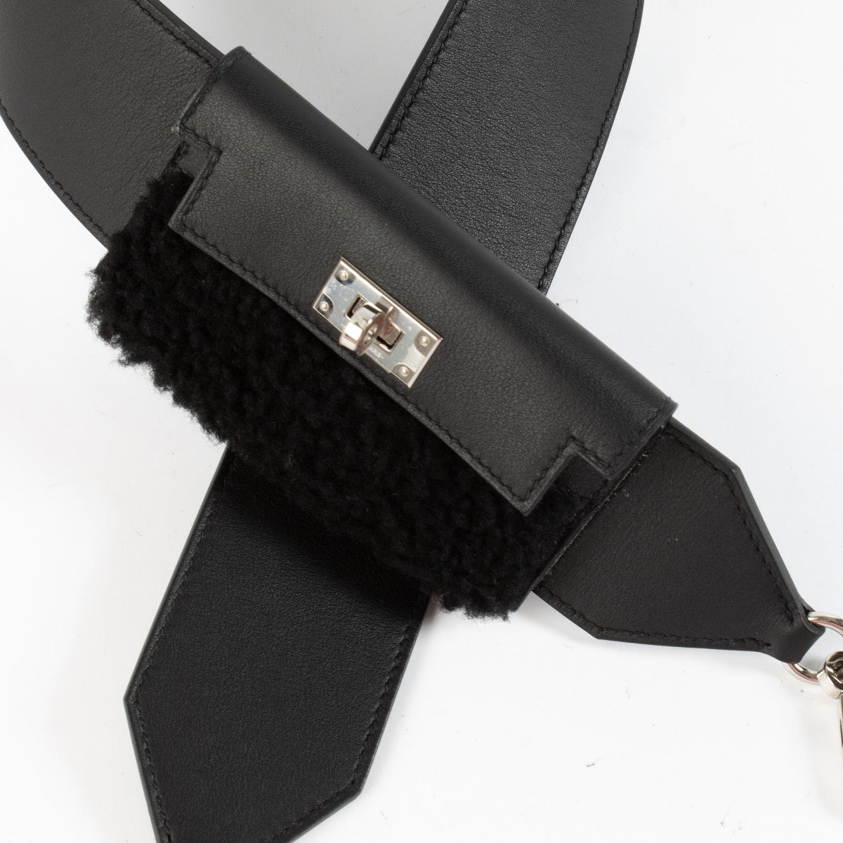 Authentic second hand Hermès Black Kelly Pocket Pluch Bag Strap on Labellov.com