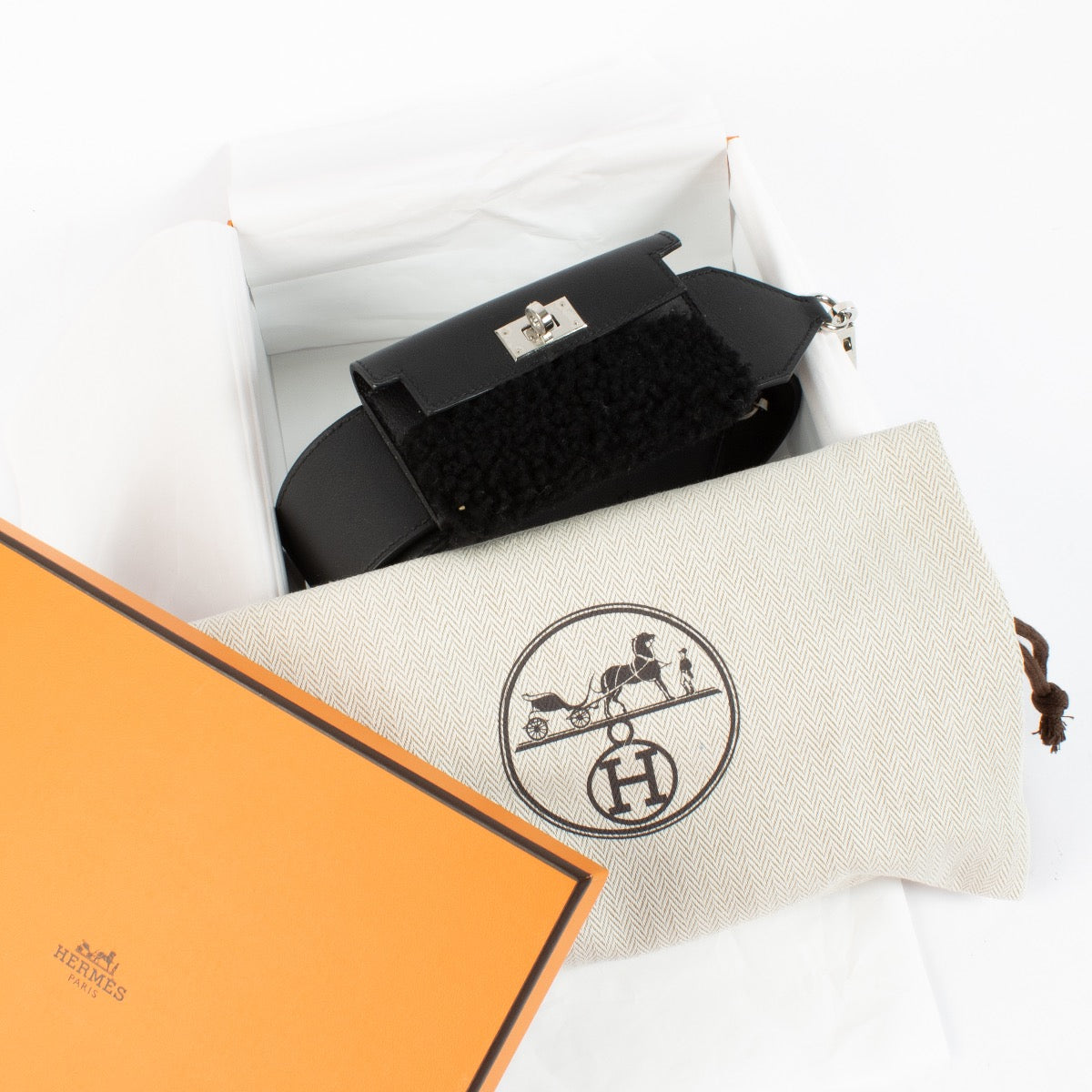 Authentic second hand Hermès Black Kelly Pocket Pluch Bag Strap on Labellov.com