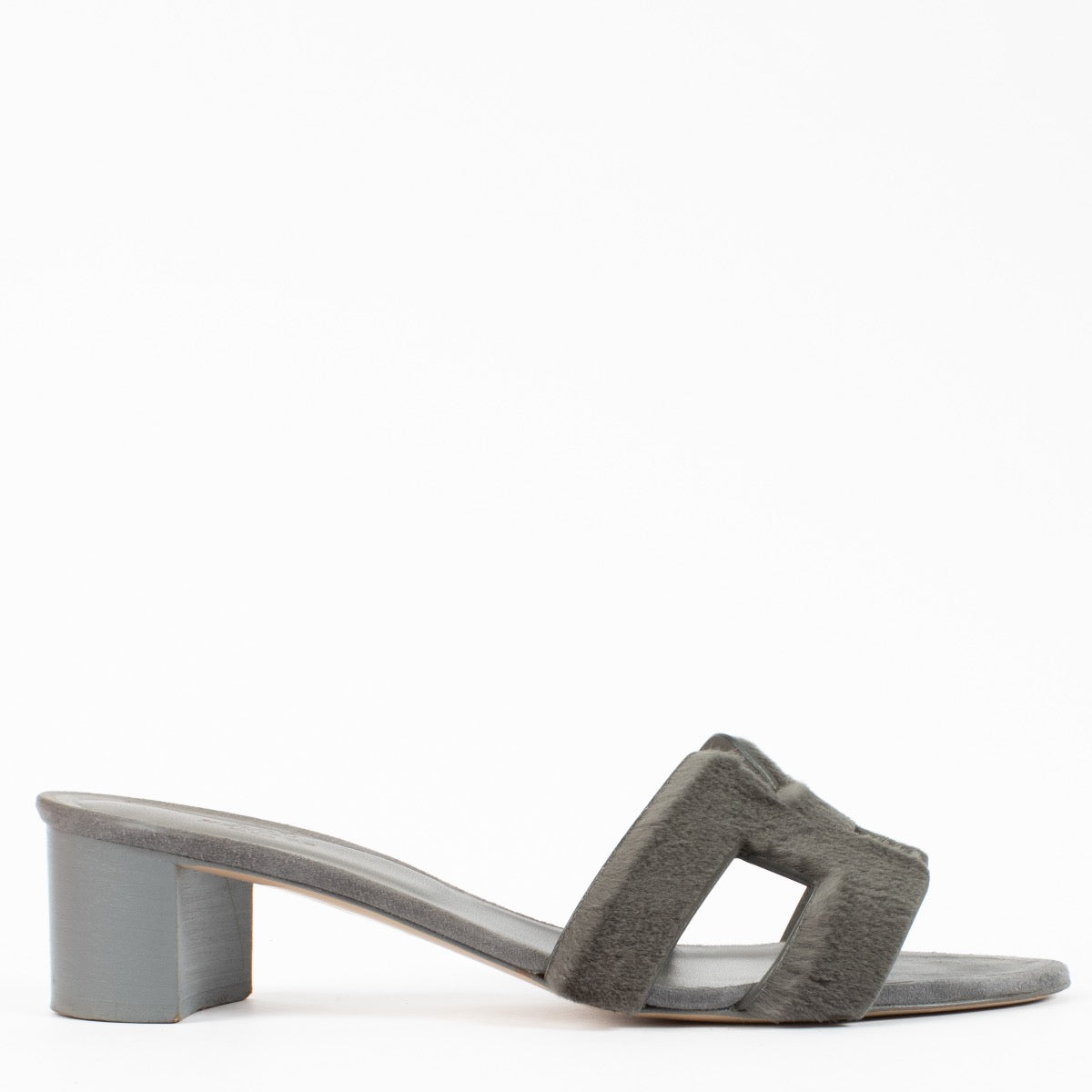 Authentic second hand Hermès Gris Fumé Vison Mink Fur Oasis Sandals - Size 40 on Labellov.com