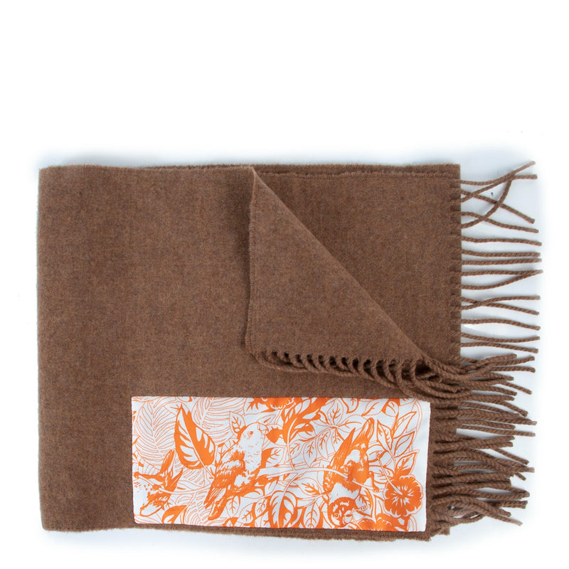 Shop safe online at Labellov in Antwerp this 100% authentic second hand Hermès Beige Cashmere Patch De Soie Muffler Scarf