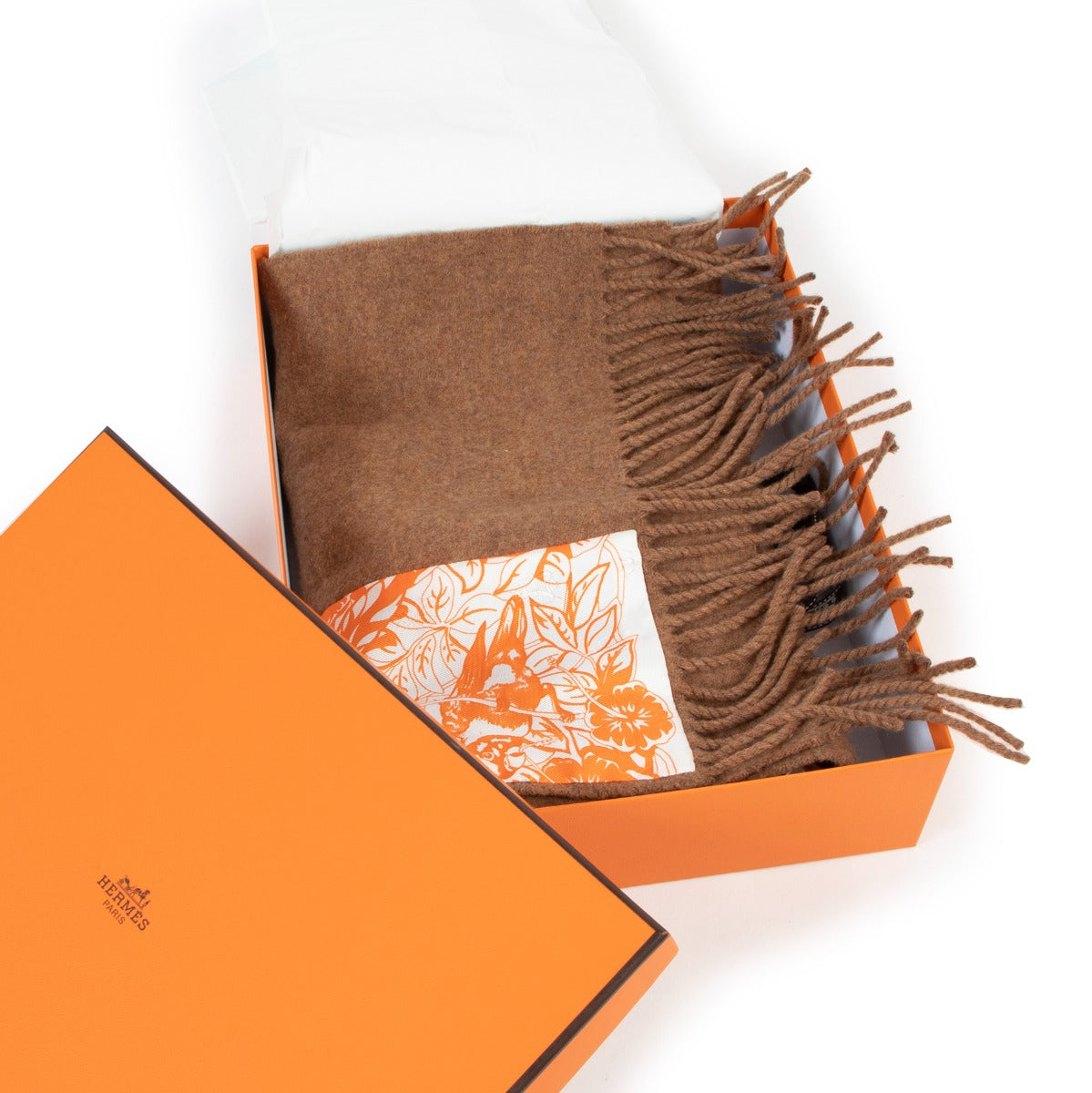 Shop safe online at Labellov in Antwerp this 100% authentic second hand Hermès Beige Cashmere Patch De Soie Muffler Scarf