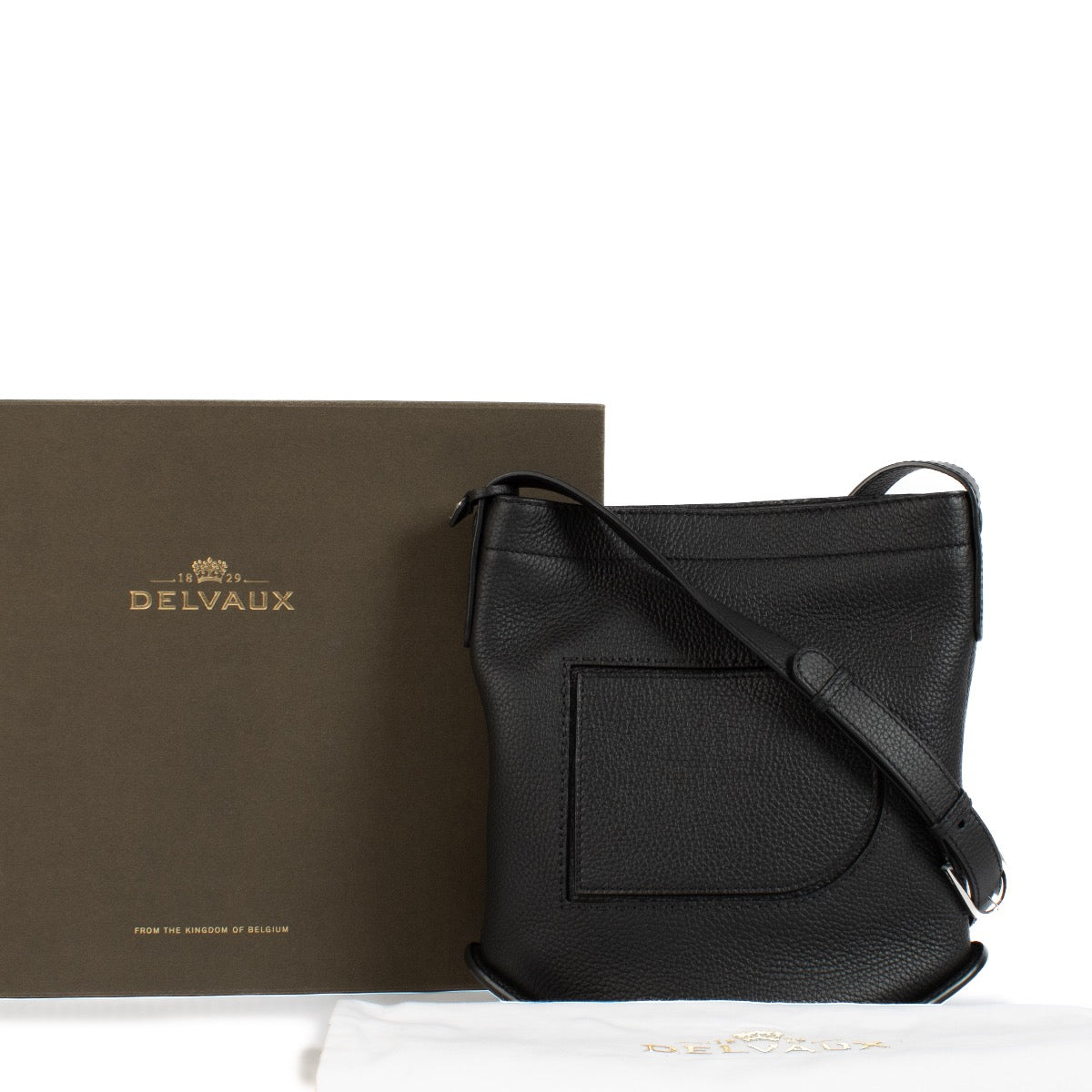 Shop safe online at Labellov in Antwerp, Brussels and Knokke this 100% authentic second hand Delvaux Black Pin Daily Surpiqué Crossbody. Veilig online tweedehands authentiek Delvaux Black Pin Daily Surpiqué Crossbody bij Labellov.