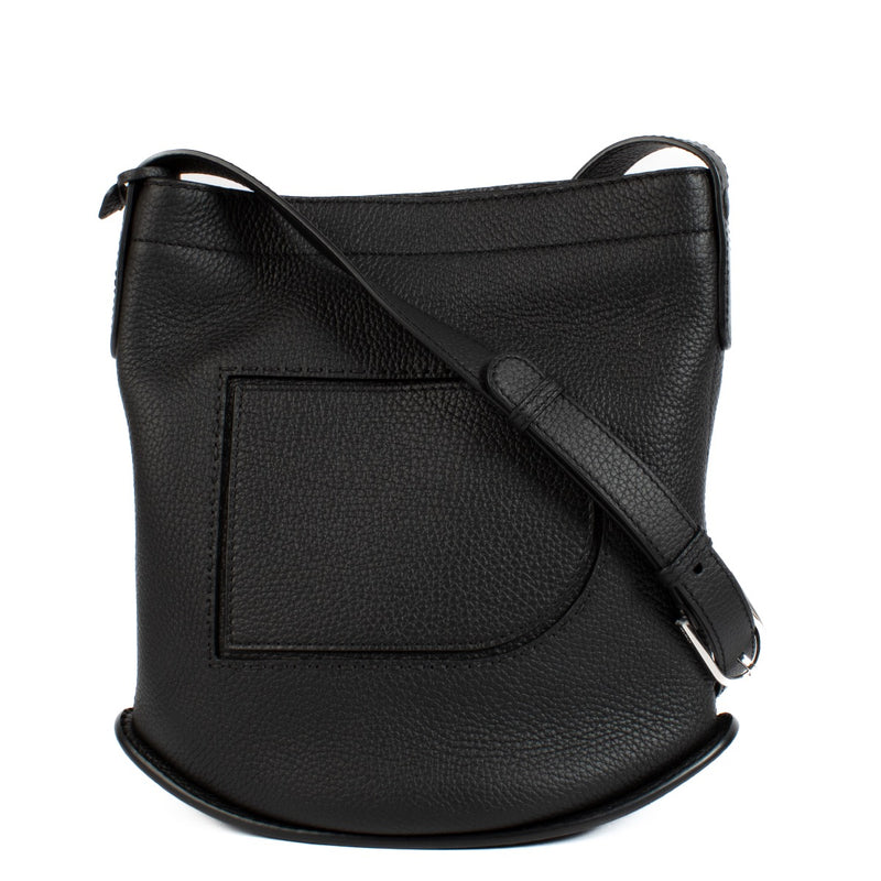 Shop safe online at Labellov in Antwerp, Brussels and Knokke this 100% authentic second hand Delvaux Black Pin Daily Surpiqué Crossbody. Veilig online tweedehands authentiek Delvaux Black Pin Daily Surpiqué Crossbody bij Labellov.