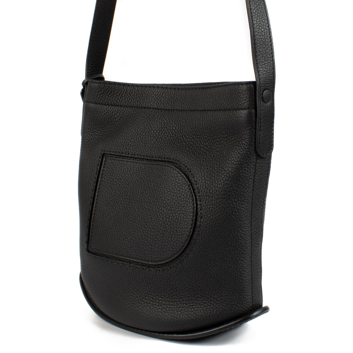 Shop safe online at Labellov in Antwerp, Brussels and Knokke this 100% authentic second hand Delvaux Black Pin Daily Surpiqué Crossbody. Veilig online tweedehands authentiek Delvaux Black Pin Daily Surpiqué Crossbody bij Labellov.